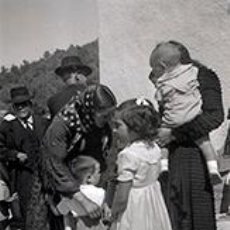 Fotografía antigua: IBIZA. EIVISSA. SEÑORAS IBICENCAS CON SUS HIJOS PEQUEÑOS EN UNA FESTIVIDAD RELIGIOSA. C. 1950