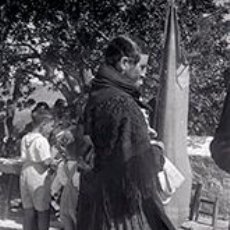 Fotografía antigua: IBIZA. EIVISSA. SEÑORA DE NEGRO CON ATAVÍO TRADICIONAL EN UNA FIESTA RELIGIOSA. C. 1950
