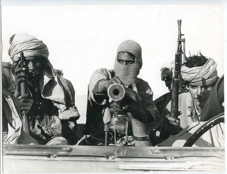 Fotografía antigua: Sahara Español, combatientes del Frente Polisario, años 70, 18x24 cms. anotación al dorso en árabe - Foto 1 - 88086256