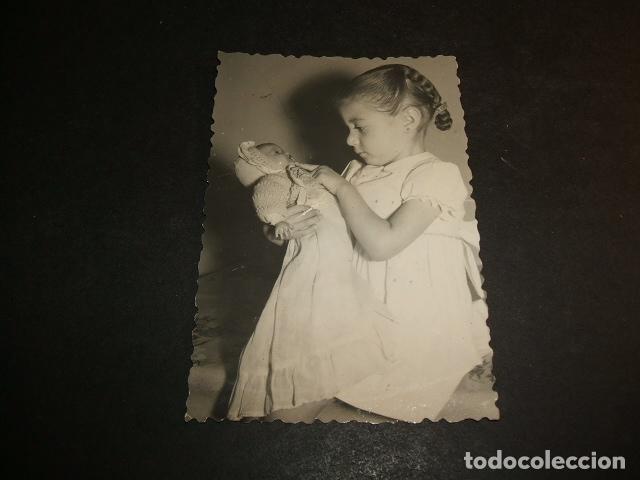 Fotografia antica: NI&Ntilde;A CON MU&Ntilde;ECA FOTOGRAFIA 1955