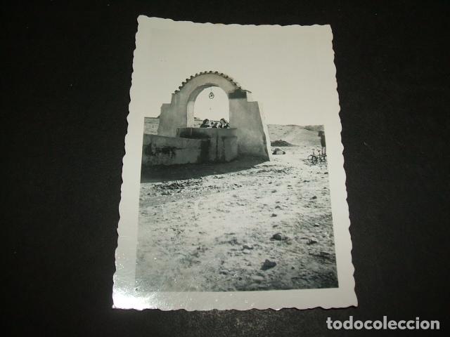 Fotografia antica: MERIDA BADAJOZ MUJERES EN POZO ANTIGUA FOTOGRAFIA 6 X 9 CMTS