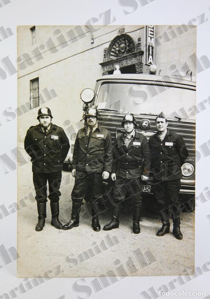Fotograf&iacute;a antigua: Fotograf&iacute;a 4 Bomberos - Academia Bomberos de Badalona ? / Cami&oacute;n Pegaso, 1971 - G. Vera, Fot&oacute;grafo