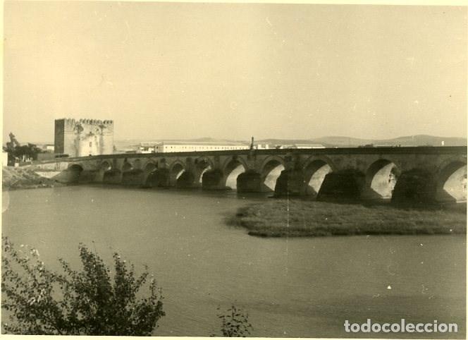 Alte Fotografie: C&Oacute;RDOBA. PUENTE SOBRE EL GUADALQUIVIR. FOTOGRAF&Iacute;A POR VIAJERO FRANC&Eacute;S EN 1952.
