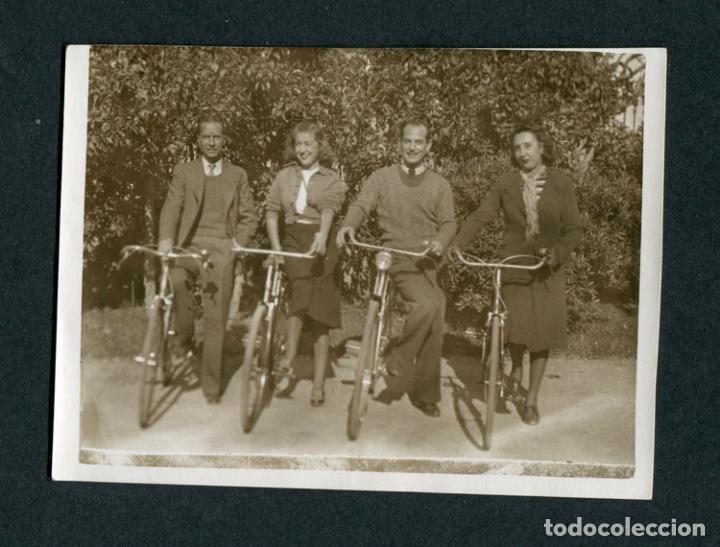 Fotograf&iacute;a antigua: Ciclismo. Dos parejas con bicicletas. Lugar sin identificar. A&ntilde;os 40