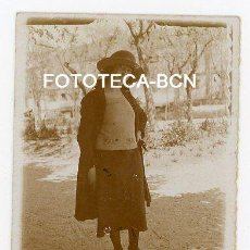 Fotografía antigua: FOTO ORIGINAL LOGROÑO SEÑORA EN UN PARQUE EDIFICIOS LA RIOJA AÑO 1920