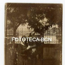 Fotografía antigua: FOTO ORIGINAL LOGROÑO SEÑORA EN UN PARQUE CON CABALLO EDIFICIOS LA RIOJA AÑO 1920. Lote 113063435