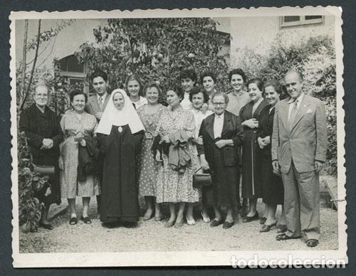 Antique Photography: Ordenaci&oacute;n de una monja. Fiesta en familia. Fotograf&iacute;a en el jard&iacute;n. Ca. 1955