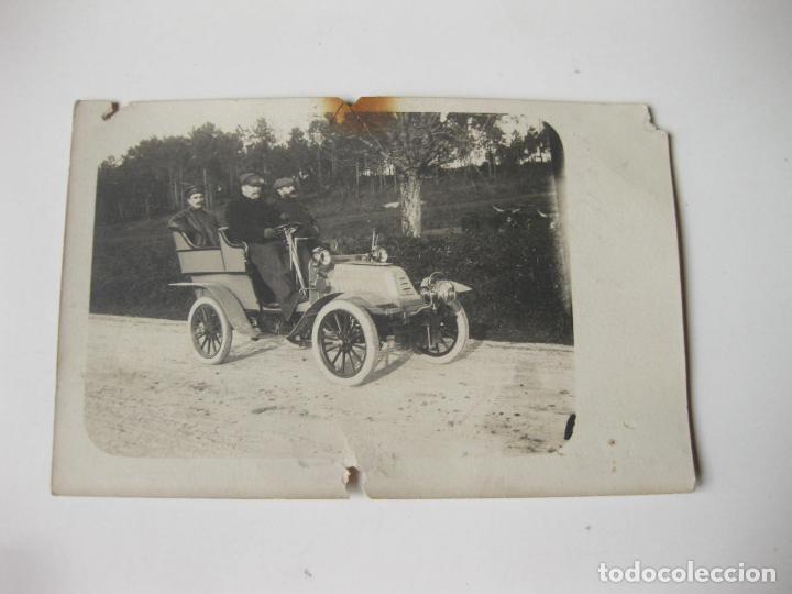 Fotograf&iacute;a antigua: ANTIGUA FOTORAFIA POSTAL DE UN PRIMITIVO AUTOMOVIL.