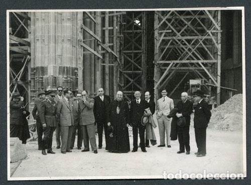 Photographie ancienne: Iglesia. Franquismo. Obispo, militar y se&ntilde;ores en la construcci&oacute;n de una iglesia. A&ntilde;os 50