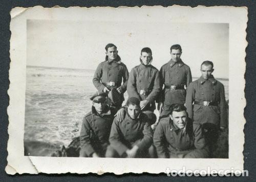 Antique Photography: Marruecos. Militares. Soldados espa&ntilde;oles delante del mar en Larache. 1935