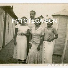 Fotografía antigua: FOTO ORIGINAL PLAYA DE BADALONA BAÑISTAS CASETAS AÑO 1934. Lote 115673915