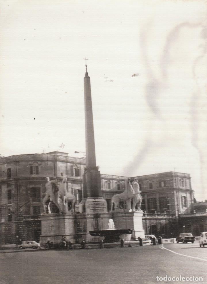 Fotograf&iacute;a antigua: Bonita fotograf&iacute;a. Fuente de los Domadores de Roma. Seat 600. A&ntilde;os 60.