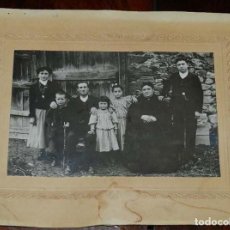 Fotografía antigua: ANTIGUA FOTOGRAFIA DE FAMILIA AÑOS 1910 / 20, NIÑOS CON ESCOPETA DE JUGUETE, PARECEN DEL NORTE DE ES. Lote 120907055