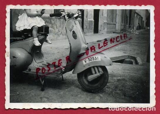 Fotografia antica: PEQUE&Ntilde;A FOTOGRAFICA , FOTO DE VESPA MODELO ANTIGUO , ORIGINAL ,MN1