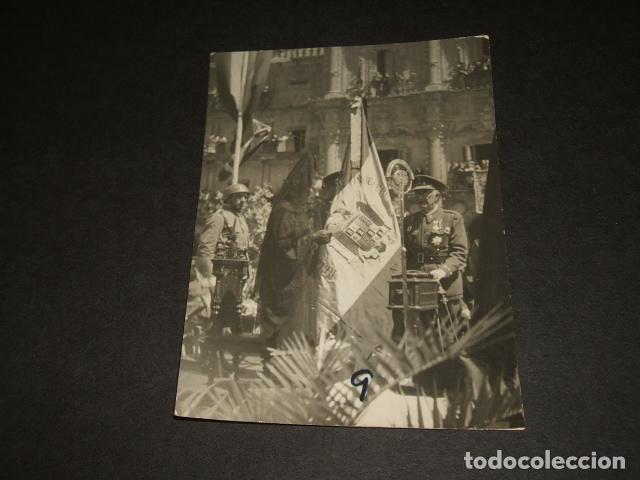 Alte Fotografie: SALAMANCA ANTIGUA FOTOGRAFIA A&Ntilde;OS 40 6 X 9 CMTS ACTO MILITAR EN LA PLAZA MAYOR MADRINA CON BANDERA