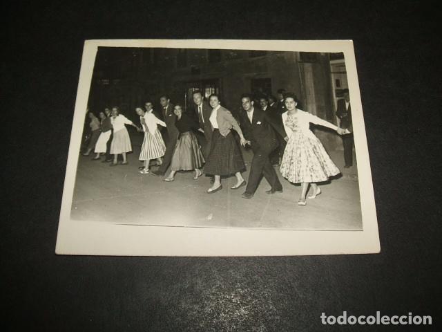 Fotograf&iacute;a antigua: AVILES ASTURIAS 1957 FOTOGRAFIA FOTO MARCOS JOVENES DIVIRTIENDOSE