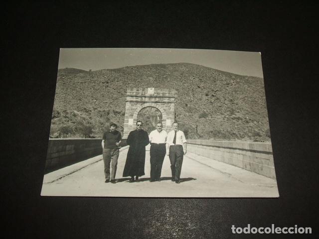 Fotografia antiga: ALCANTARA CACERES EN EL PUENTE ROMANO FOTOGRAFIA POR GONZALO RAMIREZ A&Ntilde;OS 50 7,5 X 10,5 CMTS