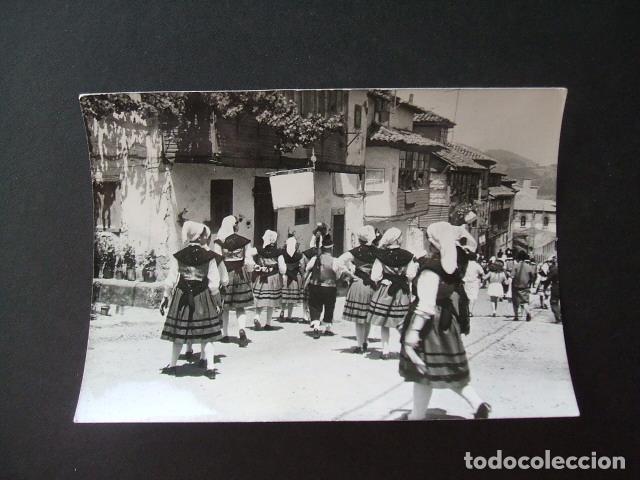 Fotografia antiga: PRAVIA ASTURIAS FIESTA VIRGEN VDEL VALLE TRAJES TIPICOS FOTOGRAFIA ANTIGUA 7,5 X 10,5 CMTS
