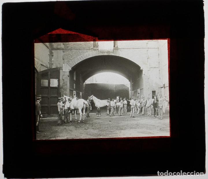 Antique Photography: MILITARES, TROPAS Y CUARTEL. 2 CRISTALES POSITIVOS 8X8 CM. 1900'S.