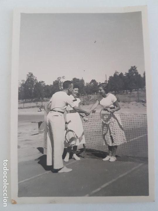 Antique Photography: DOS MUJERES Y HOMBRE PISTA DE TENIS FOTOGRAFIA A&Ntilde;OS 50