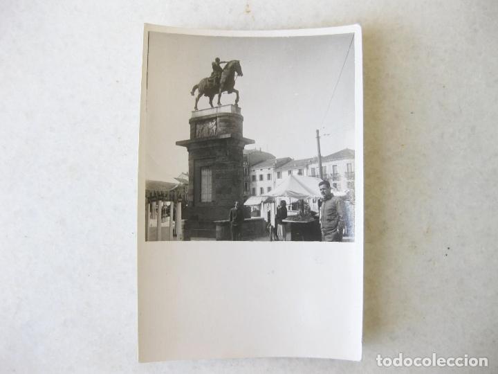 Fotograf&iacute;a antigua: FOTOGRAF&Iacute;A DE LOS A&Ntilde;OS 50 CON ESTATUA EQUESTRE