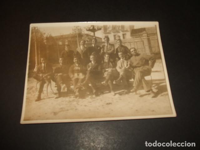 Fotograf&iacute;a antigua: GUADALAJARA GRUPO DE HOMBRES CON PREMIOS EN JARDIN FOTOGRAFIA A&Ntilde;OS 20 9 X 12 CMTS
