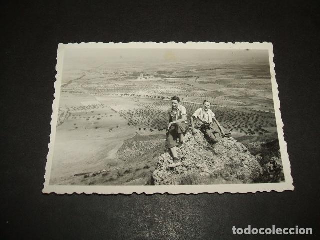 Fotografia antiga: GUADALAJARA JOVENES EN MOMNTE Y AL FONDO LA CIUDAD FOTOGRAFIA A&Ntilde;OS 40 6 X 9 CMTS