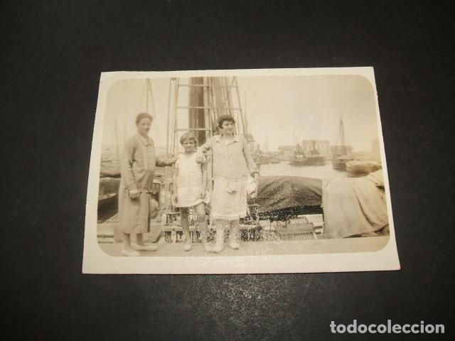 Photographie ancienne: GIJON ASTURIAS MUJERES EN EL PUERTO FOTOGRAFIA A&Ntilde;OS 20 6 X 8 CMTS