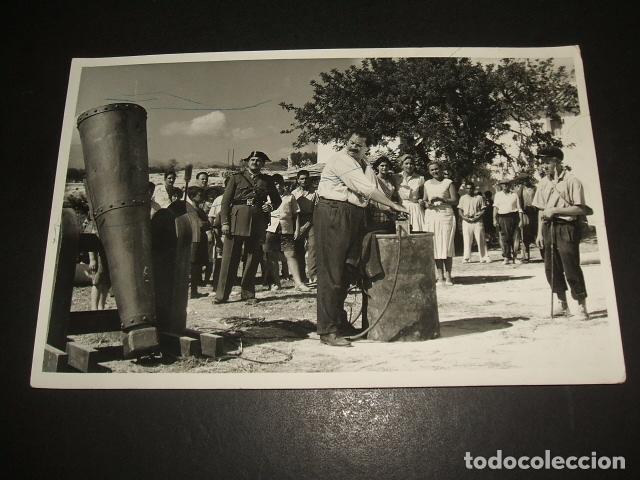 Photographie ancienne: OPERARIO CON MAQUINA ANTIPLAGAS DEL CAMPO PUBLICO Y GUARDIA CIVIL ANTIGUA FOTOGRAFIA 12 X 16 CMTS