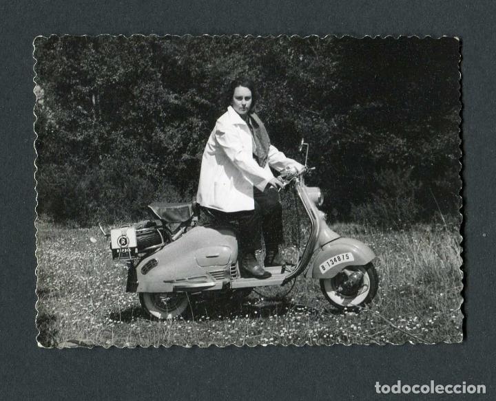 Fotograf&iacute;a antigua: Motociclismo. Vespa. Lata de aceite. Se&ntilde;orita. c. 1960