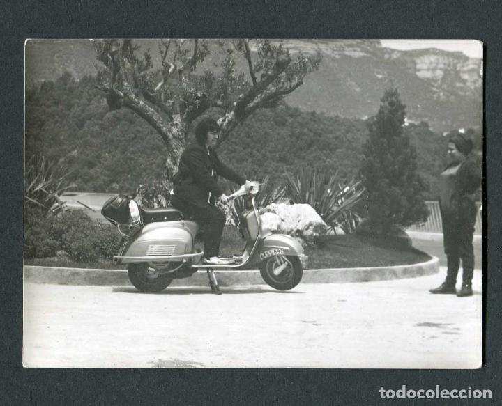 Fotograf&iacute;a antigua: Motociclismo. vespa. Dos se&ntilde;oras. c. 1960