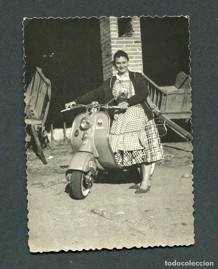 Fotograf&iacute;a antigua: Motociclismo. Vespa. Joven satisfecha. c. 1960