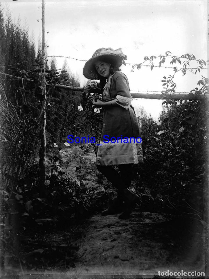 Fotografia antica: NI&Ntilde;A EN ASTURIAS?. CRISTAL NEGATIVO c.1900