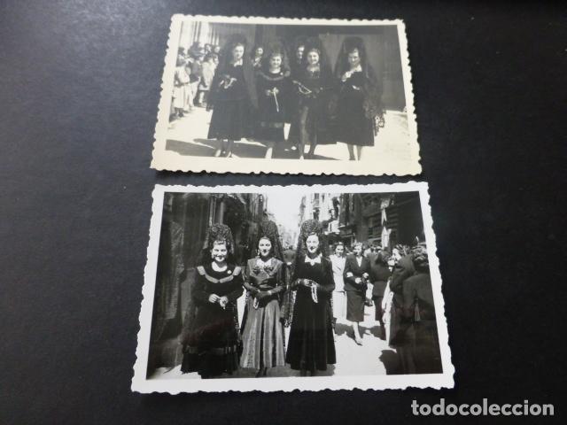 Fotograf&iacute;a antigua: CASTELLON DE LA PLANA VIERNES SANTO 1950 2 FOTOGRAFIAS MUJERES CON MANTILLA EN CALLES