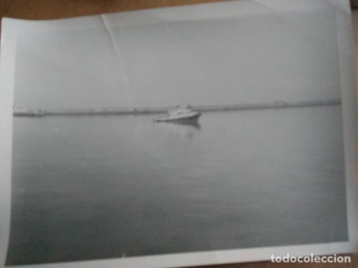 Fotograf&iacute;a antigua: FOTOGRAFIA BARCO DE PRACTICO NAVEGANDO EN LOS MUELLES DE VALENCIA.