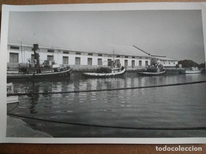 Fotograf&iacute;a antigua: FOTOGRAFIA TRES BARCOS DE PRACTICOS ATRACADOS EN LOS MUELLES DE VALENCIA.