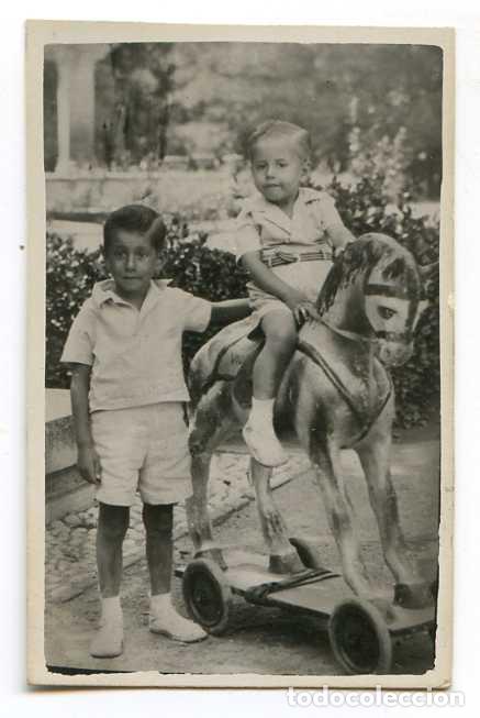Antique Photography: Dos ni&ntilde;os y caballito de cart&oacute;n 4,1x6,4 cm.