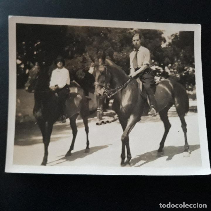 Fotograf&iacute;a antigua: AVILA HERMANOS DE LA FAMILIA SANTA CRUZ HIJOS BARON ANDILLA A CABALLO FOTOGRAFIA 1931 8,5 X 11 CMTS