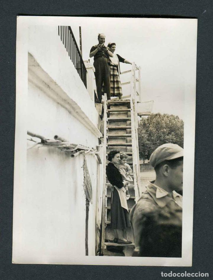 Fotograf&iacute;a antigua: Observando a los ba&ntilde;istas. Banyoles. 1955 - Foto 1