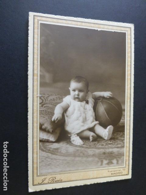Fotografia antiga: RETRATO DE BEBE CON PELOTA MADRID RUIZ FOTOGRAFO