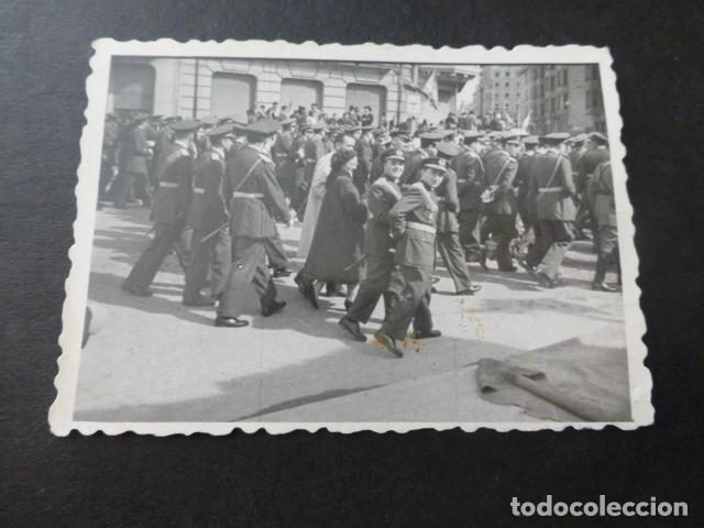 Fotograf&iacute;a antigua: LEON MILITARES EN CALLE FOTOGRAFIA A&Ntilde;OS 40 TEJADA FOTOGRAFO RUA 18 6 X 9 CMTS