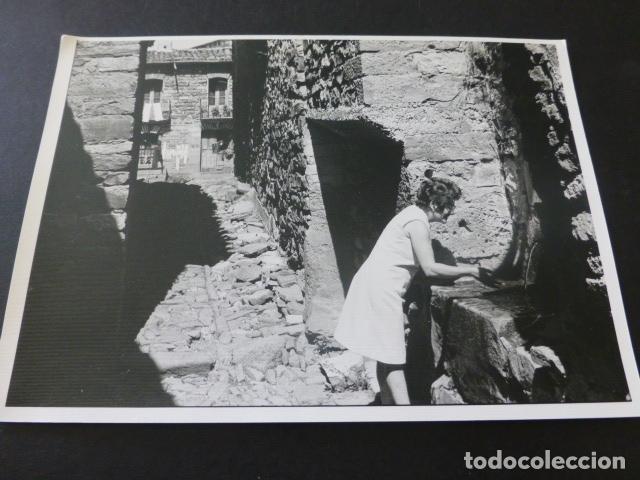 Fotograf&iacute;a antigua: VI&Ntilde;EGRA DE ARRIBA LA RIOJA CALLE Y FUENTE ANTIGUA FOTOGRAFIA 13 X 18 CMTS