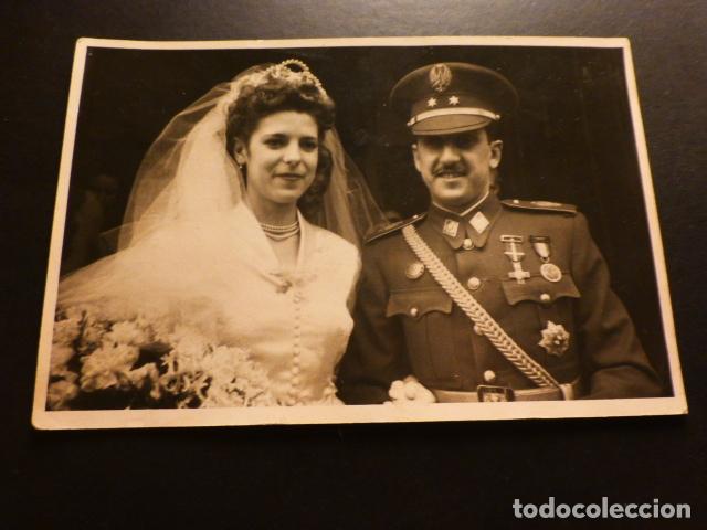 Fotograf&iacute;a antigua: RETRATO DE BODA DE UN MILITAR CAPITAN DE OFICINAS A&Ntilde;OS 40-50 CONDECORADO GUERRA CIVIL