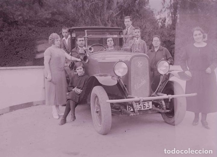 Fotograf&iacute;a antigua: AUTOMOVILISMO. Fant&aacute;stico coche y familia. c. 1925