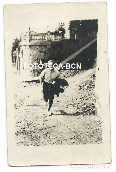 Fotografía antigua: FOTO ORIGINAL BARCELONA HOMBRE RELIZANDO CARRERA DESDE TIBIDABO A CALLE ANGLÍ SARRIÀ AÑOS 20/30 - Foto 1 - 170569632