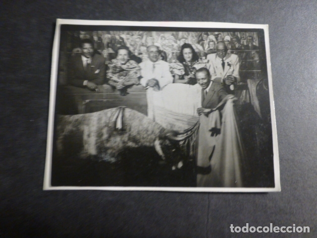 Fotografia antica: FOTOGRAFIA DE FERIA AMBULANTE MINUTERO GRUPO EN CORRIDA DE TOROS A&Ntilde;OS 40