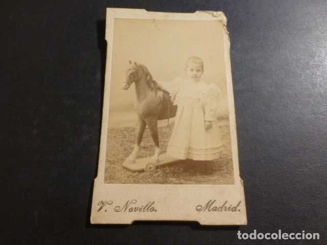 Fotografia antica: MADRIDV. NOVILLO FOTOGRAFO RETRATO DE NI&Ntilde;A CON CABALLO DE CARTON HACIA 1890