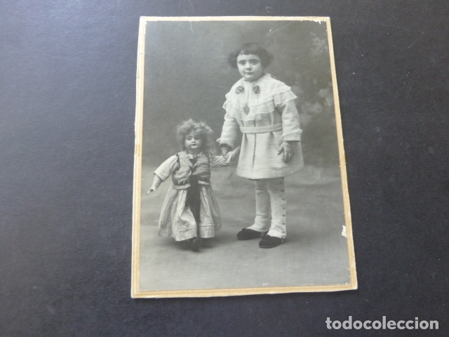 Alte Fotografie: RETRATO DE NI&Ntilde;A CON MU&Ntilde;ECA FOTOGRAFIA HACIA 1910 8 X 11 CMTS