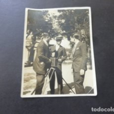 Fotografía antigua: VALLADOLID FOTOGRAFOS CON CAMARA EN TRIPODE FOTOGRAFIA AÑOS 20 8 X 10,5 CMTS