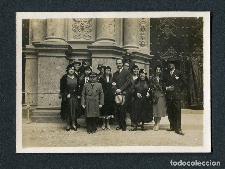 Fotograf&iacute;a antigua: Montserrat. Grupo de personas. Fachada. 22/11/1930